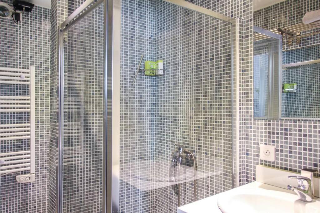 Appartement Lumineux Avec Terrasse Jardin Et Acces Piscine Villefranche-sur-Mer Esterno foto