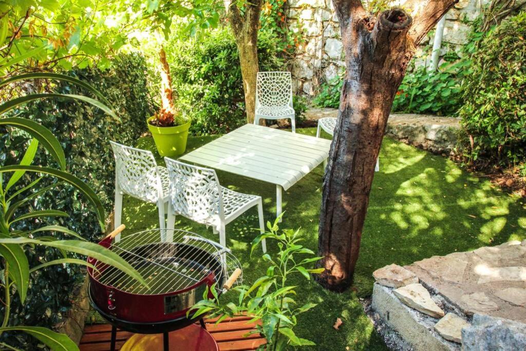 Appartement Lumineux Avec Terrasse Jardin Et Acces Piscine Villefranche-sur-Mer Esterno foto